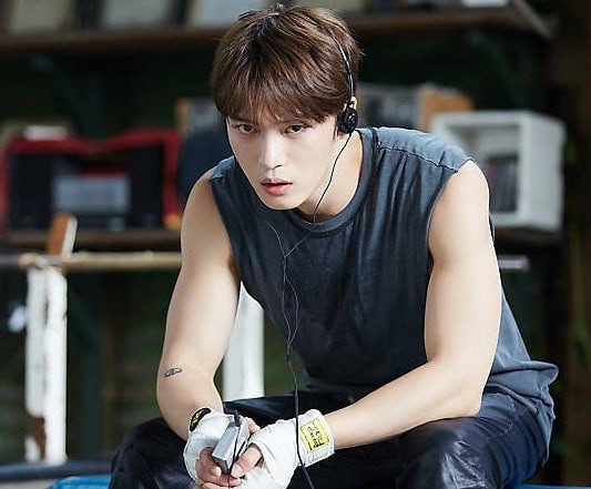  Jae Joong (JYJ): Theo Koreaboo, ít ai ngờ đại gia bất động sản như Jae Joong từng có quá khứ không mấy tốt đẹp. Nam ca sĩ từng bị cha mẹ ruột mang cho gia đình khác. "Chồng tôi bị lừa đảo. Tôi phải làm việc ở nhà hàng đến 23h. Tôi phải cho con ăn đồ thừa từ chỗ làm", mẹ ruột Jae Joong từng chia sẻ. Đến khi idol 31 tuổi nhập ngũ, anh vướng nhiều vấn đề về giấy tờ. Sau này, anh khẳng định mình muốn giữ tên Kim Jae Joong. "Tôi muốn hai bên gia đình luôn yêu thương nhau và sử dụng tên của mình như bấy lâu", thành viên JYJ trả lời phỏng vấn. Ảnh: Instagram.
