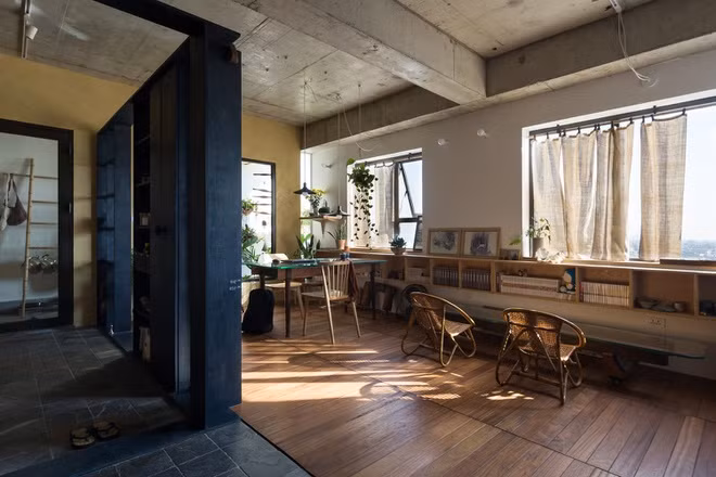 Với hiện trạng là một căn hộ 2 phòng ngủ như thường thấy, văn phòng Atelier12 đã loại bỏ một phòng ngủ để mở rộng không gian sinh hoạt và một phòng tắm chuyển thành phòng giặt, theo như yêu cầu của chủ nhà.