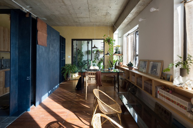 Ban công của căn hộ được thiết kế thành một không gian xanh chung của phòng ngủ và không gian sống.