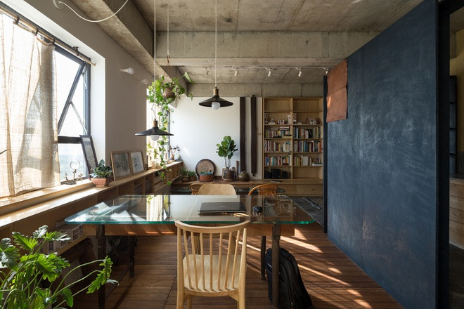Nội thất trong nhà hướng đến sự mộc mạc, tự nhiên. Kết hợp với cây cối được đặt trong nhà và treo trên trần bê tông thô.
