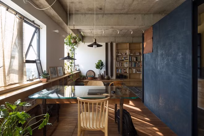 Nội thất trong nhà hướng đến sự mộc mạc, tự nhiên. Kết hợp với cây cối được đặt trong nhà và treo trên trần bê tông thô.