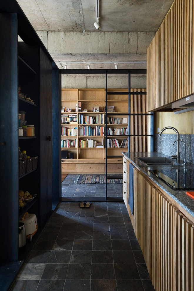 Căn bếp rộng rãi, được sử dụng gỗ tự nhiên ghép thanh cho hệ tủ.