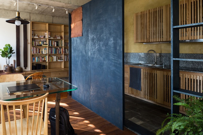 Phòng bếp nằm sau vách ngăn di động, riêng tư nhưng vẫn lấy được ánh sáng tự nhiên vào ban ngày.