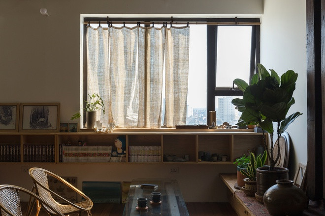 Chủ nhà có sở thích sưu tập sách truyện là lý do căn hộ có các kệ sách trải dài.