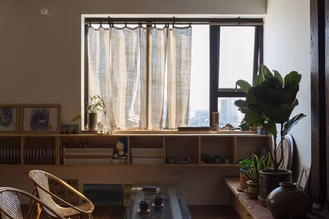 Chủ nhà có sở thích sưu tập sách truyện là lý do căn hộ có các kệ sách trải dài.