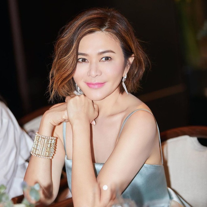 Sau hai cuộc hôn nhân đổ vỡ, ở tuổi U60, Quan Chi Lâm vẫn kiên trì đi tìm bến đỗ hạnh phúc cuộc đời. Gần đây, truyền thông Hong Kong nghi vấn nữ diễn viên đang hẹn hò với người đàn ông gốc Quảng Đông sau khi chụp được hình ảnh thân thiết của cả hai. Thời gian qua, người đẹp ít tham dự hoạt động nghệ thuật trong showbiz. Cô chú tâm vào sự nghiệp kinh doanh thời trang, phát triển thương hiệu riêng. Hiện tại, Quan Chi Lâm đang nắm trong tay khối gia tài kếch xù lên tới 400 triệu NDT.