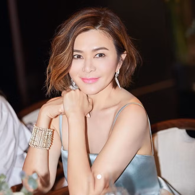 Sau hai cuộc hôn nhân đổ vỡ, ở tuổi U60, Quan Chi Lâm vẫn kiên trì đi tìm bến đỗ hạnh phúc cuộc đời. Gần đây, truyền thông Hong Kong nghi vấn nữ diễn viên đang hẹn hò với người đàn ông gốc Quảng Đông sau khi chụp được hình ảnh thân thiết của cả hai. Thời gian qua, người đẹp ít tham dự hoạt động nghệ thuật trong showbiz. Cô chú tâm vào sự nghiệp kinh doanh thời trang, phát triển thương hiệu riêng. Hiện tại, Quan Chi Lâm đang nắm trong tay khối gia tài kếch xù lên tới 400 triệu NDT.