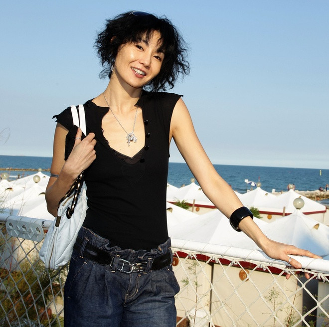 Sau nhiều mối tình đổ vỡ, ở tuổi 55, Trương Mạn Ngọc vẫn sống cô độc một mình với gia tài hơn 20 triệu USD. Hiện tại, mỹ nhân Hong Kong ngày nào đã từ bỏ nghiệp diễn để theo đuổi con đường ca hát và làm DJ. Tuy nhiên, sản phẩm của Mạn Ngọc không những chẳng được công chúng đón nhận, mà còn khiến cô bị chỉ trích. Trải qua nhiều biến cố, người đẹp họ Trương nhiều năm trở lại đây dần thu mình với thế giới bên ngoài, cự tuyệt nhiều hoạt động trong làng giải trí. Ở lần gần nhất xuất hiện, công chúng cảm thấy tiếc nuối khi biểu tượng nhan sắc ngày nào giờ đã xuống sắc, tiều tụy trông thấy.