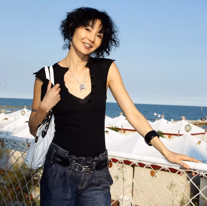 Sau nhiều mối tình đổ vỡ, ở tuổi 55, Trương Mạn Ngọc vẫn sống cô độc một mình với gia tài hơn 20 triệu USD. Hiện tại, mỹ nhân Hong Kong ngày nào đã từ bỏ nghiệp diễn để theo đuổi con đường ca hát và làm DJ. Tuy nhiên, sản phẩm của Mạn Ngọc không những chẳng được công chúng đón nhận, mà còn khiến cô bị chỉ trích. Trải qua nhiều biến cố, người đẹp họ Trương nhiều năm trở lại đây dần thu mình với thế giới bên ngoài, cự tuyệt nhiều hoạt động trong làng giải trí. Ở lần gần nhất xuất hiện, công chúng cảm thấy tiếc nuối khi biểu tượng nhan sắc ngày nào giờ đã xuống sắc, tiều tụy trông thấy.