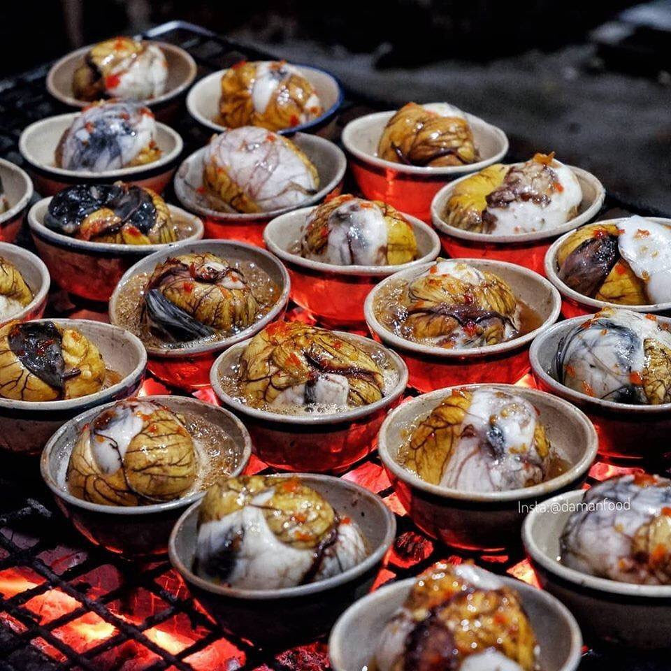  Trứng vịt lộn là món ăn đường phố hấp dẫn, phổ biến ở nhiều nước châu Á mà nổi tiếng nhất là Việt Nam và Philippines. Bên trong quả trứng là nguyên một con vịt đang hình thành với đầy đủ lông, cánh, mắt, mỏ... Người Việt thường luộc chín trứng, ăn kèm cùng rau răm, gừng tươi. Ảnh: Damanfood.