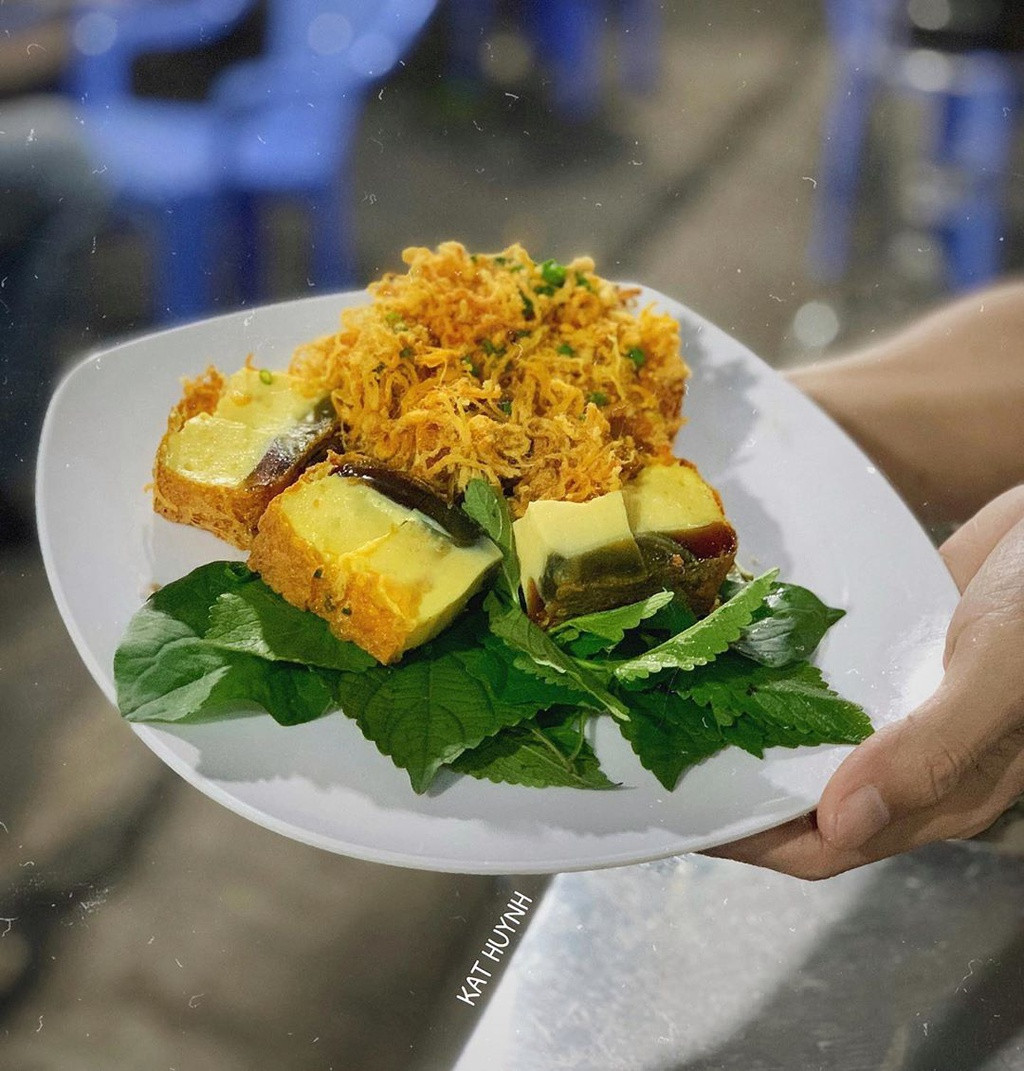 Trứng bắc thảo khá được ưa chuộng để chế biến nhiều món ăn ngon, lạ vị như ăn kèm súp, cháo, củ kiệu, đậu hủ... Đây là món ăn được đánh giá có thành phần dinh dưỡng cao. Tuy nhiên, với mùi vị nồng, khó ngửi, món trứng này khiến nhiều du khách e ngại mỗi khi nếm thử. Ảnh: Maryderoux, _kat0608.