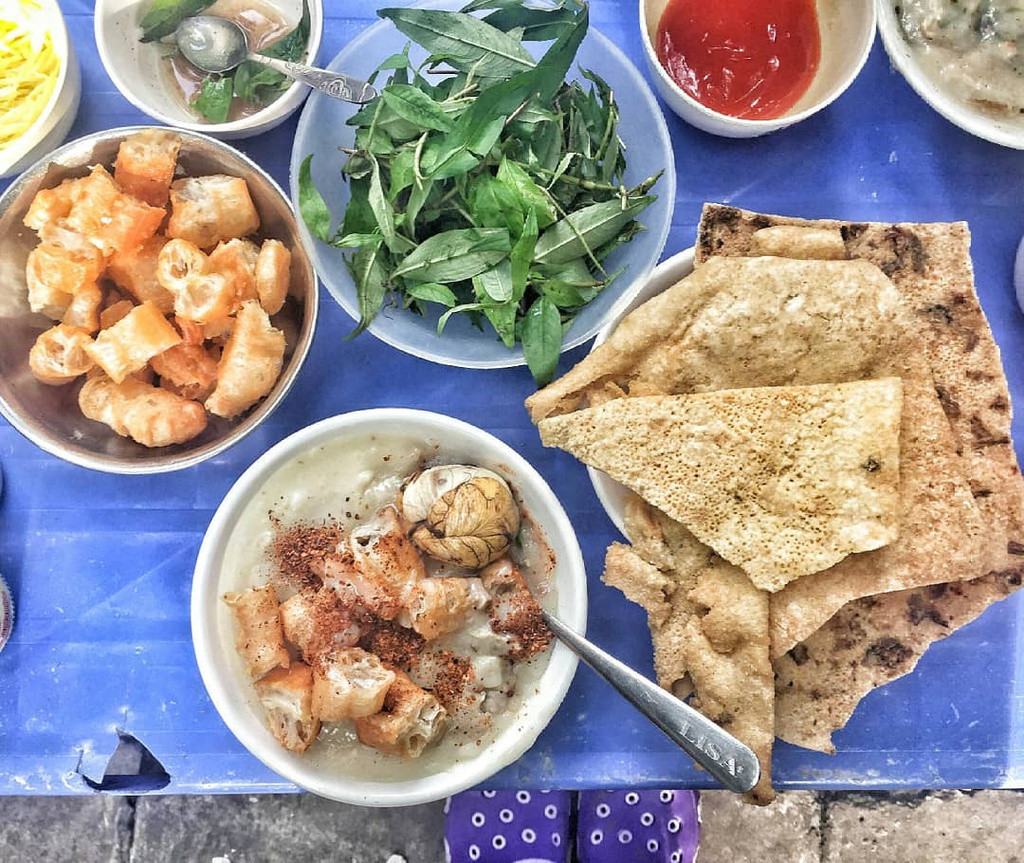 Trứng vịt lộn được chế biến thành nhiều món ăn hấp dẫn như vịt lộn xào me, ăn kèm với cháo, bún... Vịt lộn hầm ngải cứu cũng là cách chế biến được nhiều người yêu thích. Phần đông người châu Á coi vịt lộn là món ăn bổ dưỡng, nhưng người châu Âu lại sợ hãi khi nhìn thấy bào thai của con vịt được luộc chín. Ảnh: Enchann.angi.