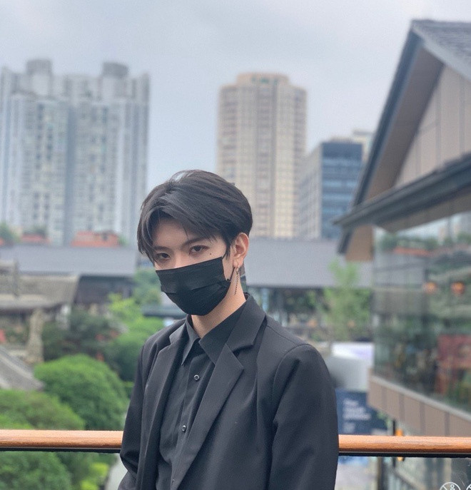 Hot boy Thất Hạc có hơn 7 triệu follower trên MXH. Anh chàng nổi tiếng với biệt danh "hot boy khẩu trang" vì luôn xuất hiện với vẻ ngoài "bí hiểm", "cool ngầu" và chưa từng công khai ảnh chụp toàn bộ gương mặt.