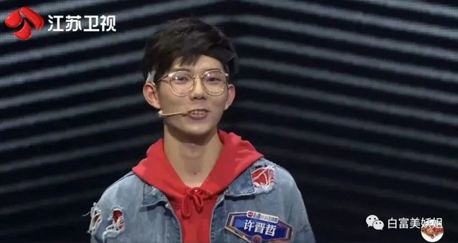 Tuy nhiên, mới đây, nhiều trang mạng chia sẻ hình ảnh của Triết Hứa tại chương trình truyền hình Who's Still Standing? khiến dân mạng không khỏi ngỡ ngàng. Gương mặt của "hot boy Vật lý" trên sóng truyền hình bị chính fan của anh chàng bình luận "giống như người xa lạ" và "một trời một vực" so với ảnh trên mạng.