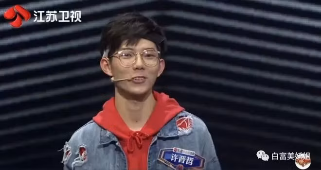 Tuy nhiên, mới đây, nhiều trang mạng chia sẻ hình ảnh của Triết Hứa tại chương trình truyền hình Who's Still Standing? khiến dân mạng không khỏi ngỡ ngàng. Gương mặt của "hot boy Vật lý" trên sóng truyền hình bị chính fan của anh chàng bình luận "giống như người xa lạ" và "một trời một vực" so với ảnh trên mạng.