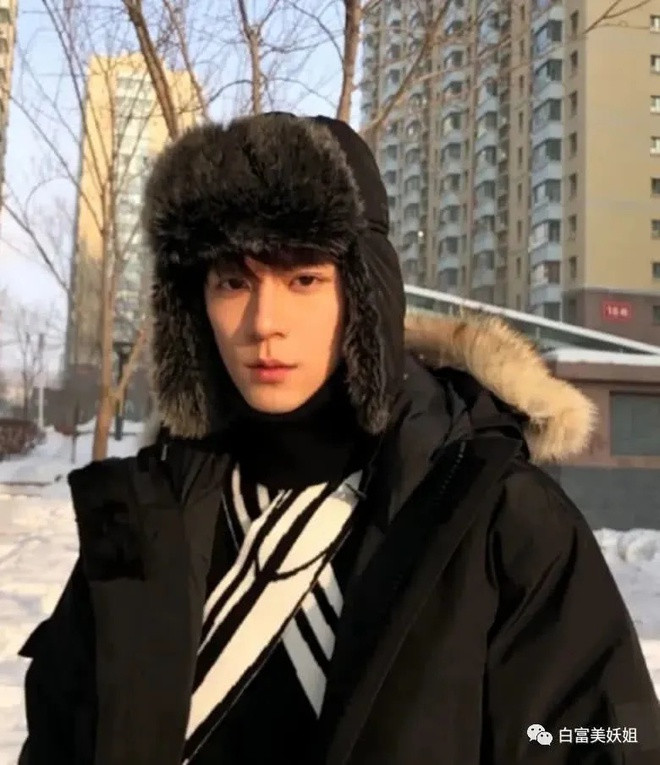 Mạc Phi được mệnh danh là "nam thần không góc chết", sở hữu hơn 1 triệu người theo dõi trên MXH. Anh chàng hiện là người mẫu ảnh, lookbook, nhận được nhiều lời mời của các công ty giải trí nhớ vẻ ngoài lạnh lùng, hút fan.