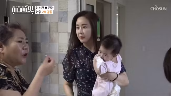 Hoa hau Han Quoc mang me chong khi mo cua tu lanh 13 giay