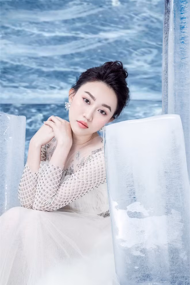 Huỳnh Hồng Loan đẹp hút hồn khi chụp ảnh cùng băng đá ảnh 1