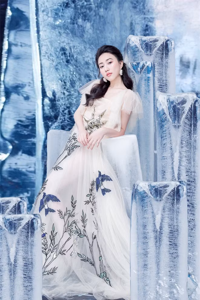 Huỳnh Hồng Loan đẹp hút hồn khi chụp ảnh cùng băng đá ảnh 4