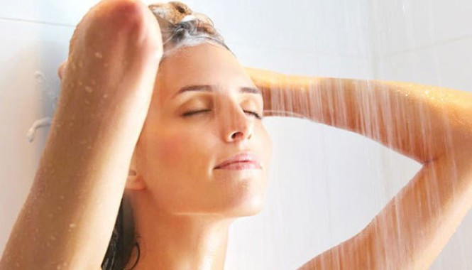 Thuc hu thong tin tam nuoc nong 'diet chet' duoc Covid-19