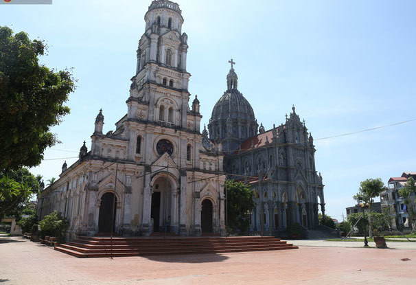 Biet thu san sat nhau o ngoi lang phat len tu viec buon thit lon-Hinh-9