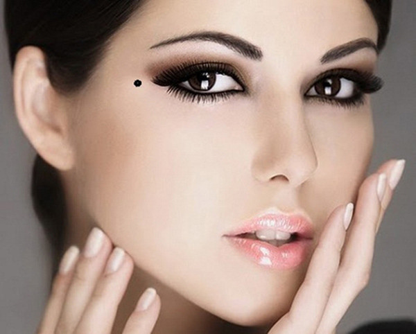 Nốt ruồi vùng mắt hút tài lộc, sở hữu 1 giàu có dư dả cả đời Not ruoi vung mat hut tai loc, so huu 1 giau co du da ca doi