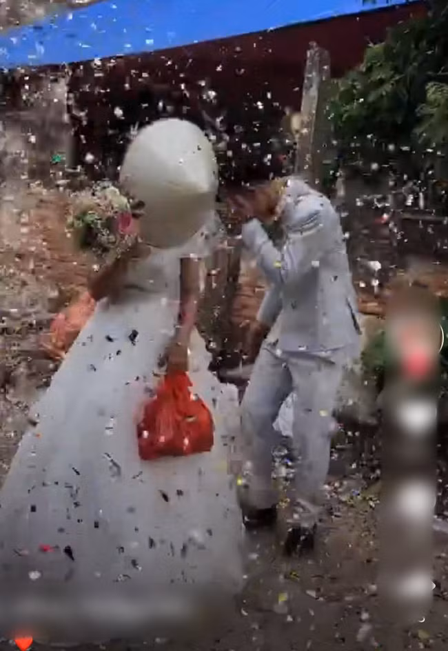 Co dau chu re bi tan cong ngay truoc cong nha trong ngay cuoi-Hinh-3