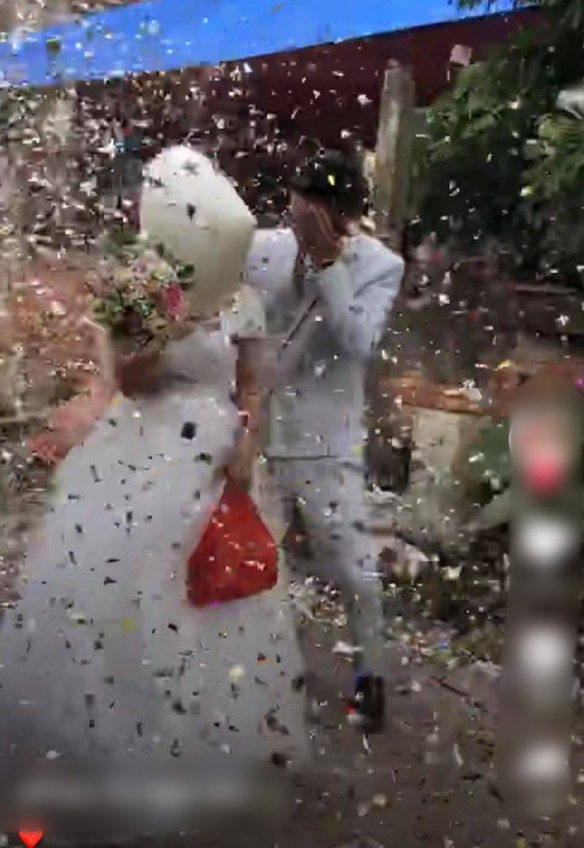 Cô dâu chú rể bị tấn công ngay trước cổng nhà trong ngày cưới - Hình 2 Co dau chu re bi tan cong ngay truoc cong nha trong ngay cuoi-Hinh-2