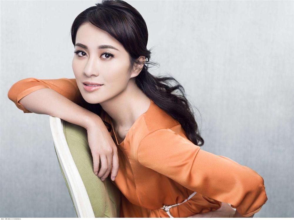 Năm 18 tuổi, Diệp Tuyền đại diện cho bang New York và dành được vương miện cuộc thi Hoa hậu Hoa Kiều quốc tế. Sau đó, cô tạm dừng việc học tại Đại học Wellesley và ký hợp đồng với TVB để lấn sân showbiz. Nhờ hàng loạt phim truyền hình ăn khách như Phong Thần Bảng, Cuộc Đời Tươi Đẹp, Thiên Hạ Đệ Nhất..., cô trở thành một trong những hoa đán nổi tiếng nhất TVB tại thời điểm đó.