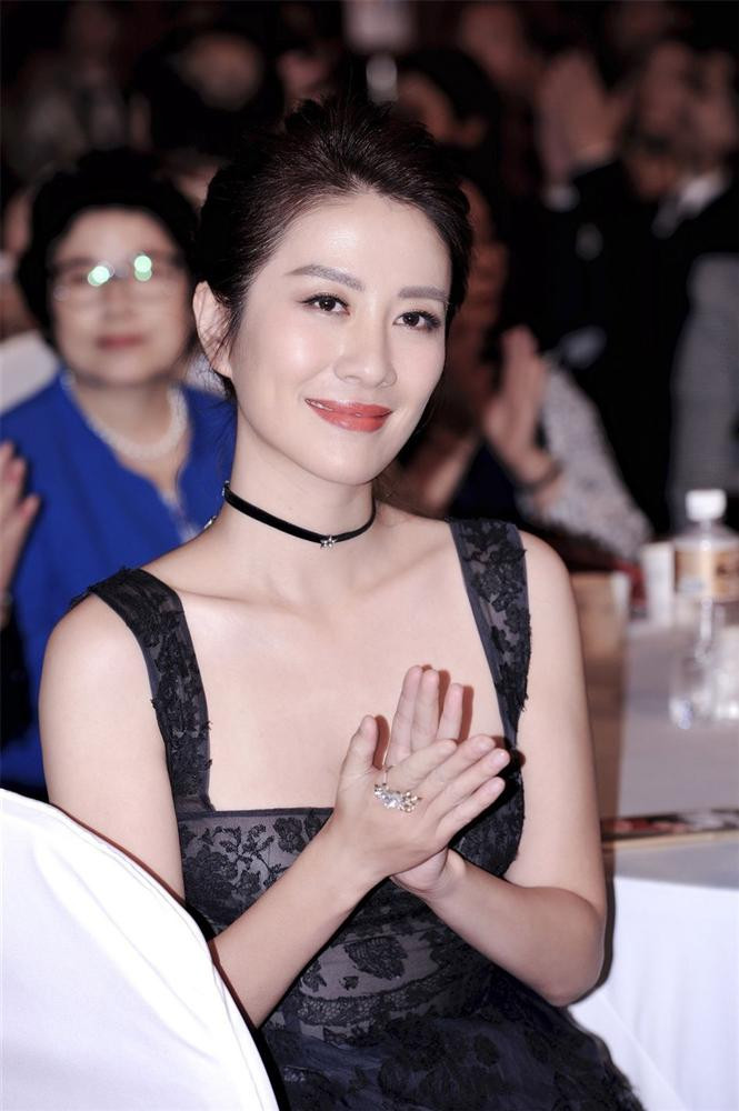 Có nhan sắc và gia thế, song cuộc đời Diệp Tuyền lại bị bủa vây bởi hàng loạt thị phi. Cô vướng tin đồn được "cha nuôi" là đại gia Trịnh Dụ Đông chống lưng. Loạt ảnh thân mật của cả hai bị phát tán khiến nhiều người không khỏi nghi ngờ mối quan hệ cha - con này.