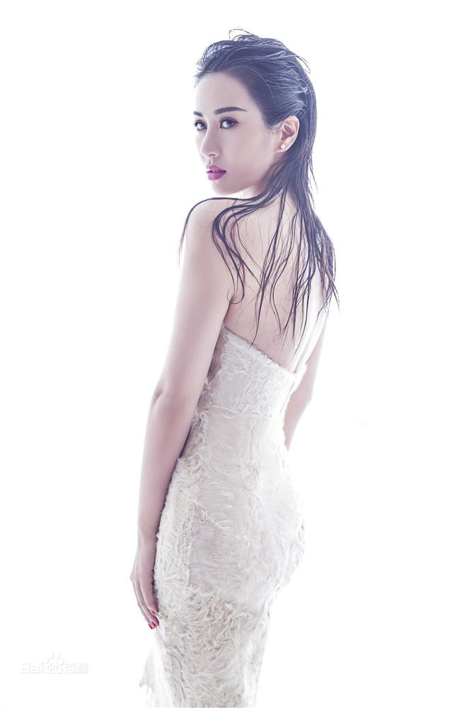 Trước đó, cô có mối tình kéo dài 4 năm với doanh nhân Tiểu Mặc, song cả hai đã chia tay vào tháng 7/2019. Bộ phim gần nhất cô tham gia In the name of the father cũng không đạt được danh tiếng như mong đợi. Từng đứng trên đỉnh hào quang, giờ đây ở tuổi 40, Diệp Tuyền đánh mất cả sự nghiệp lẫn lận đận chuyện tình cảm.