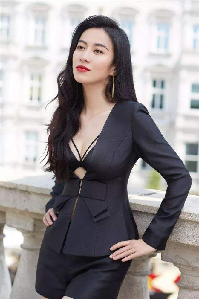 Năm 2014, sự kiện nữ diễn viên Lý Y Hiểu bị chó cắn rách đầu, mẻ tai đã gây chấn động cả làng giải trí. Được biết, Diệp Tuyền đã mang theo chú chó giống Alaska đến phim trường dù không được phép. Chính chú chó này đã tấn công Lý Y Hiểu, khiến cô phải khâu 20 mũi ở gáy và tai.