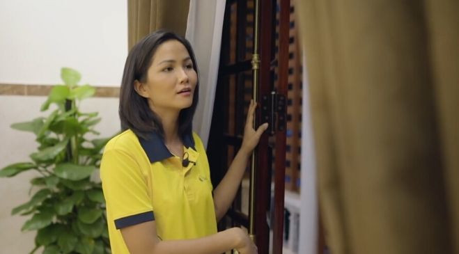 Dù hiện tại kinh tế đã ổn định, cuộc sống đã tốt hơn nhưng Hen không ngại chia sẻ về quá khứ của mình. Cô cho biết thời đi làm giúp việc, mỗi khi lau bếp cho chủ nhà, cô thường mơ ước sau này có thể mua một cái bếp điện để mẹ dùng cho tiện lợi. Và hiện tại, nàng Hậu đã thực hiện được ước mơ ngày đó của mình.