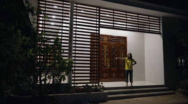 Xung quanh nhà, Hen gắn thêm một tấm lam. Ngoài để trang trí, giúp căn nhà trông đẹp và hiện đại hơn, tấm lam còn có tác dụng chống nắng. Hen tiết lộ tổng chi phí sửa chữa căn nhà gần 2,5 tỷ đồng, chưa kể đồ điện tử. Nhờ tích góp khi đi làm, cô đã có đủ tiền dể tân trang nhà cửa ở quê cho ba mẹ.