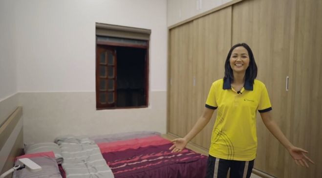 Phòng của ba mẹ được Hen chọn thiết kế sao cho tiện nghi nhất. Cô cho hay những gì tốt đẹp nhất cô luôn muốn dành cho ba mẹ mình. Vì vậy, đây là căn phòng duy nhất có thiết kế đặc biệt, có nhà vệ sinh riêng trong phòng.