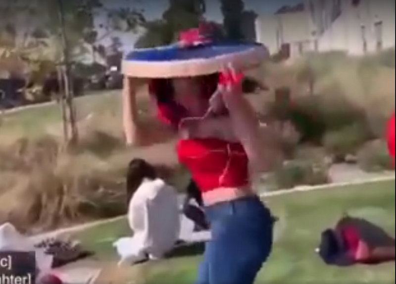 Hai co gai goi nu sinh goc Viet la virus Covid-19 gay phan no-Hinh-2