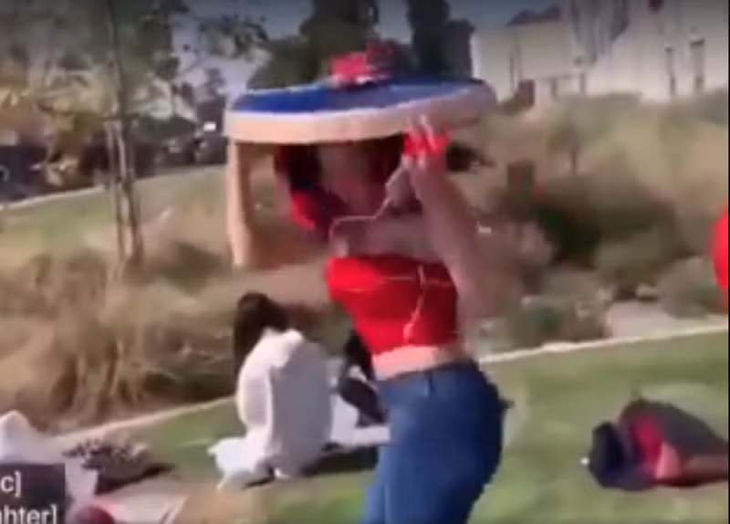 Hai co gai goi nu sinh goc Viet la virus Covid-19 gay phan no-Hinh-2