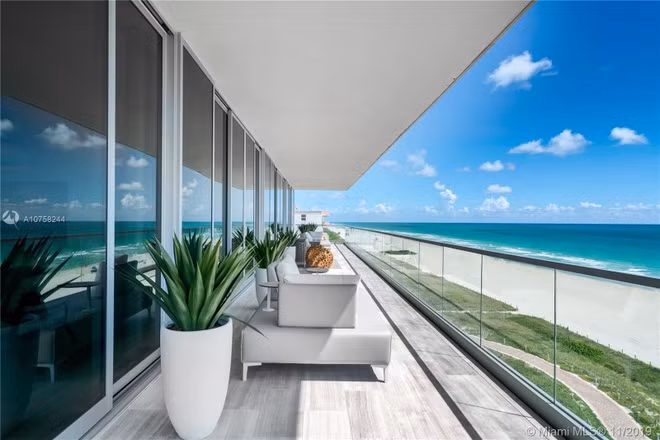 Ban công thoáng đãng bao quanh căn penthouse là nơi để gia chủ tận hưởng những phút giây thư thái.