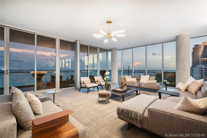 Những đặc điểm chung của nhiều khu vực sinh hoạt trong căn penthouse này là sàn gỗ cứng và các bức tường kính dày dặn để đem lại cảnh sắc thành phố, thiên nhiên.