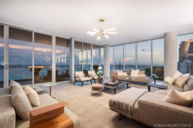 Những đặc điểm chung của nhiều khu vực sinh hoạt trong căn penthouse này là sàn gỗ cứng và các bức tường kính dày dặn để đem lại cảnh sắc thành phố, thiên nhiên.