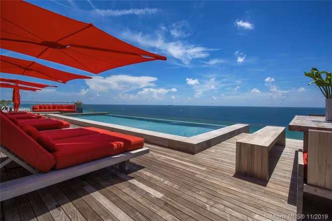 Các tiện ích thư giãn ngoài trời bao gồm hồ bơi, khu vực tắm nắng, và khu vực bếp núc, ăn uống.