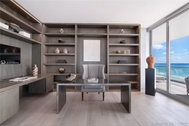 Phòng làm việc trang nhã với điểm nhấn là những vật trang trí độc đáo được sắp đặt tinh tế.