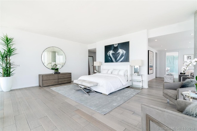 Phòng ngủ chính rộng rãi, sang trọng, tràn ngập ánh sáng tự nhiên, mang gam màu trắng dịu nhẹ, thanh lịch. Căn phòng được tích hợp với một khu vực tiếp khách ấm cúng.