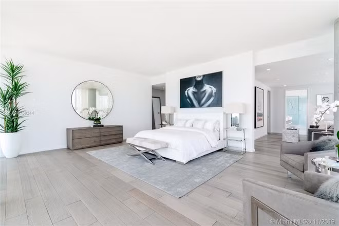 Phòng ngủ chính rộng rãi, sang trọng, tràn ngập ánh sáng tự nhiên, mang gam màu trắng dịu nhẹ, thanh lịch. Căn phòng được tích hợp với một khu vực tiếp khách ấm cúng.