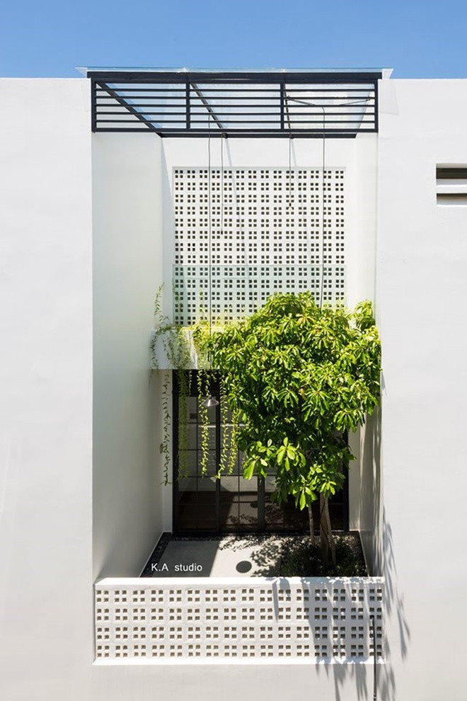 Khoảng vườn trên cao của nhà được đục rỗng từ khối nhà lớn.
