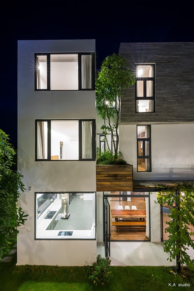 Ngôi nhà có nhiều khe hở xuất phát từ thiết kế không gian, lẫn các vật liệu lam gỗ và gạch lỗ được sử dụng.