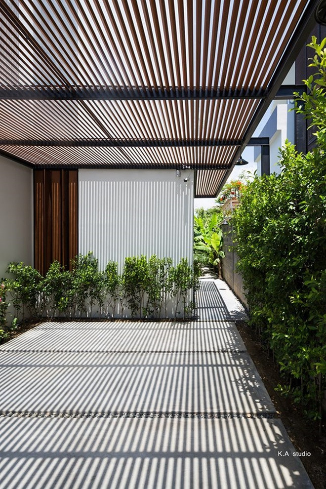 Ban ngày, mái che lam gỗ tạo tạo hiệu ứng bóng đổ, khiến không gian trống trở nên thú vị hơn.