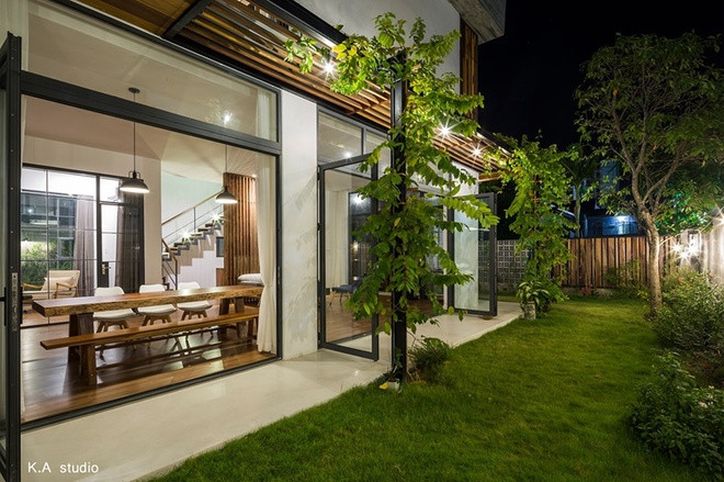 Khoảng sân sau nhà có cửa nằm tại khu vực bàn ăn, phục vụ cho những bữa tiệc ngoài trời của chủ nhà và bạn bè.