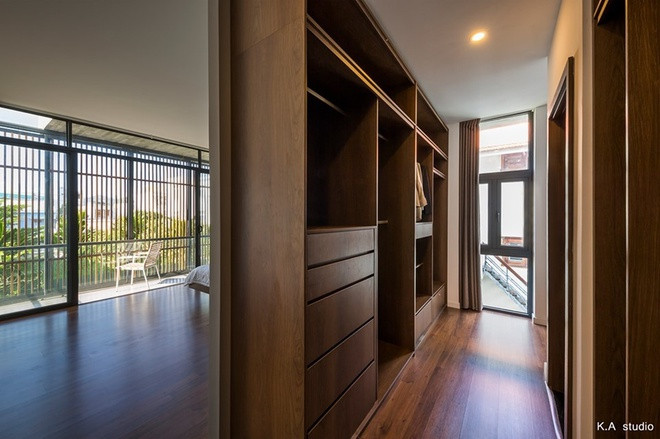 Tủ quần áo được thiết kế kiểu walkin nằm ngay cạnh cửa ra vào.