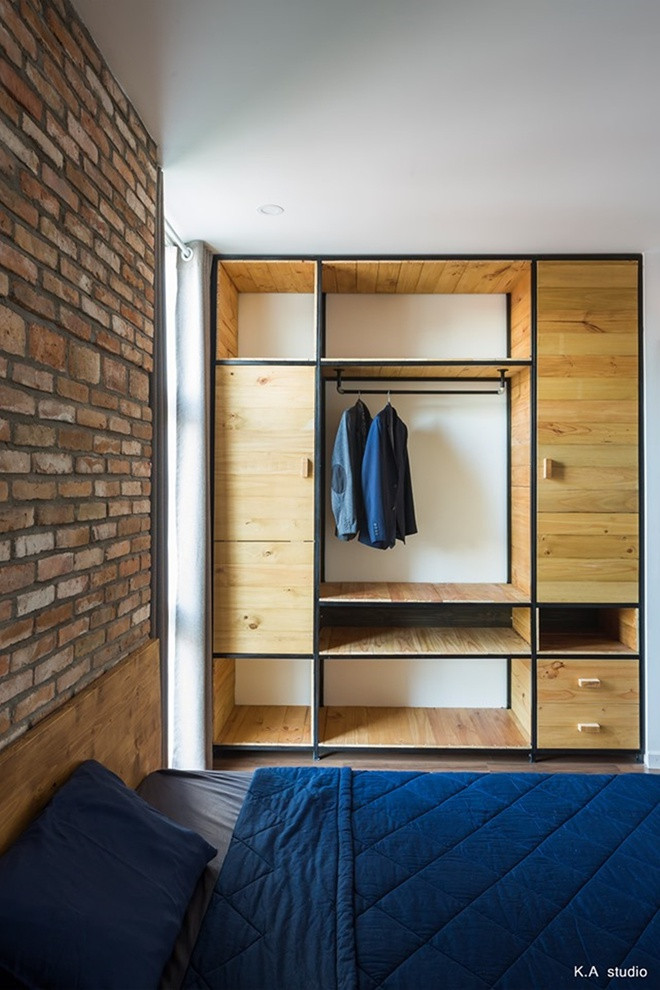 Phòng ngủ nhỏ hơn sử dụng những màu sắc tự nhiên của các vật liệu, đơn giản nhưng cá tính.